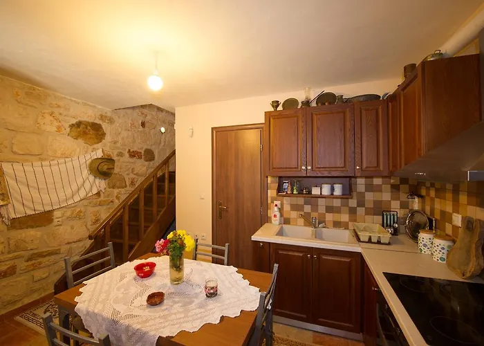 Fioro Stone House بيت للعطل *
